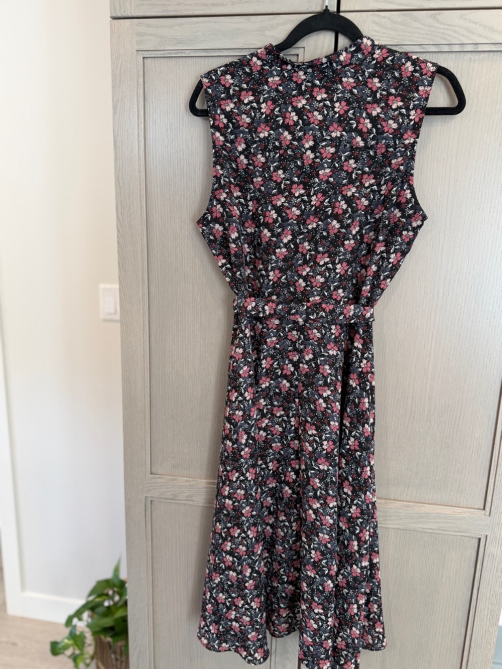 🌸 Elegant Sleeveless Floral Midi Dress in Black and Pink - Picture 2 of 4